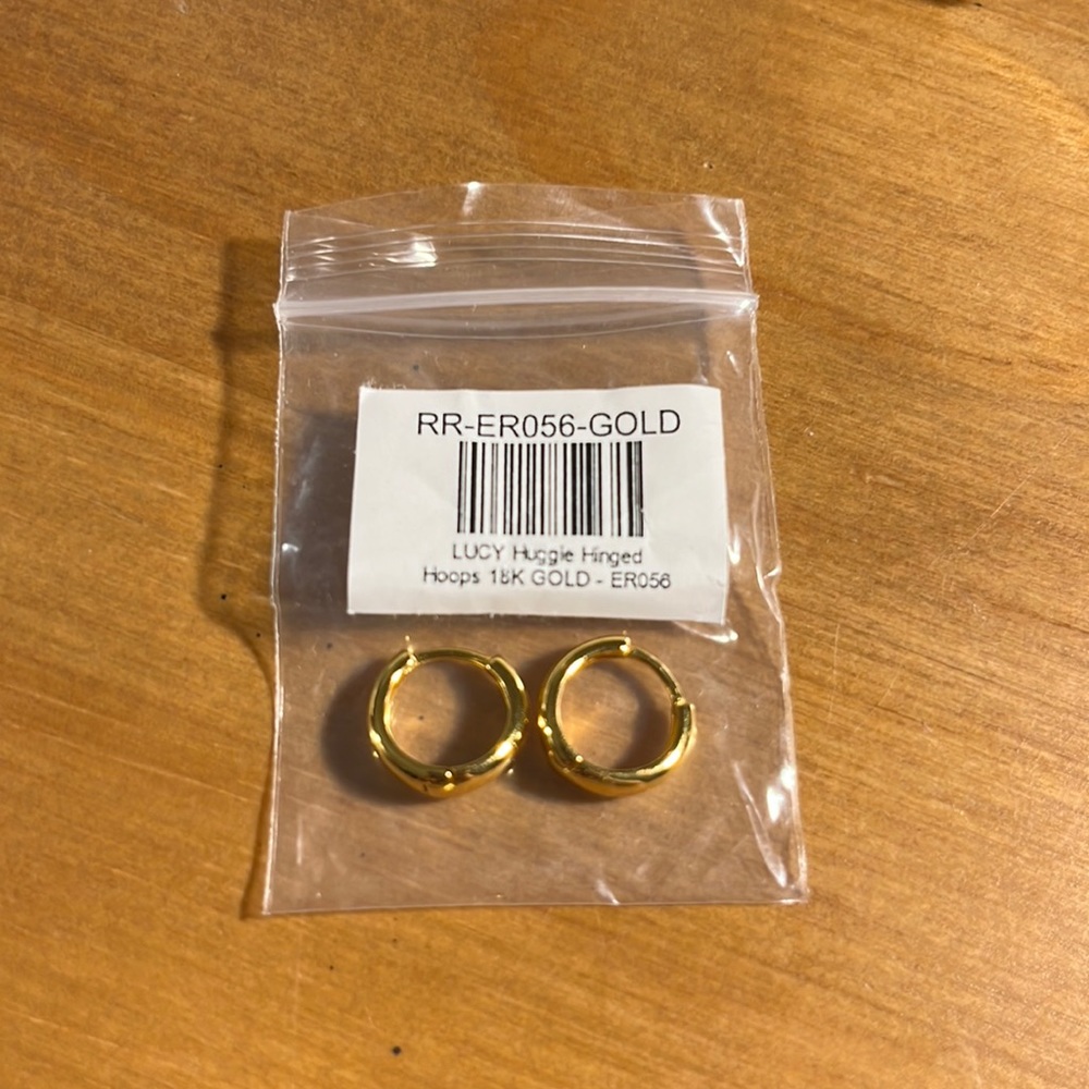 Mini 18K Gold Hoop Earrings & Carved Heart Jewelry Box